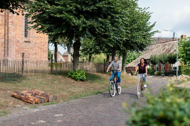 Fietsen door dorp Drenthe