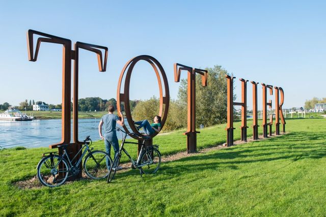 Ontdek te voet of op de fiets het kunstwerk TOT HIER aan de Lek bij Wijk bij Duurstede.