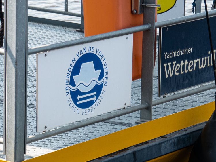 Trots op ons naamplaatje op de pont