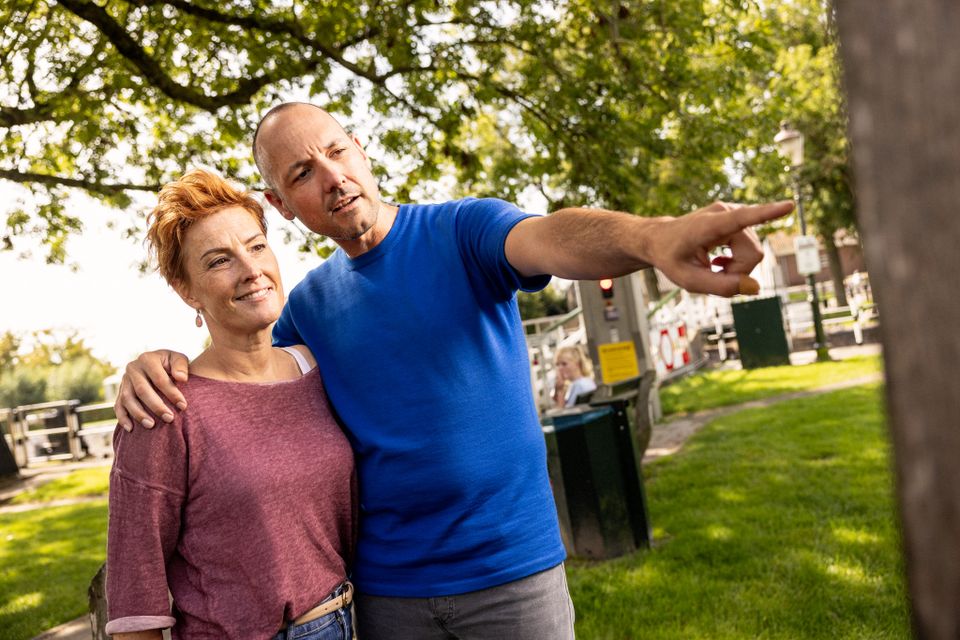 Twee mensen bekijken een wandelroutebord bij De Heen.