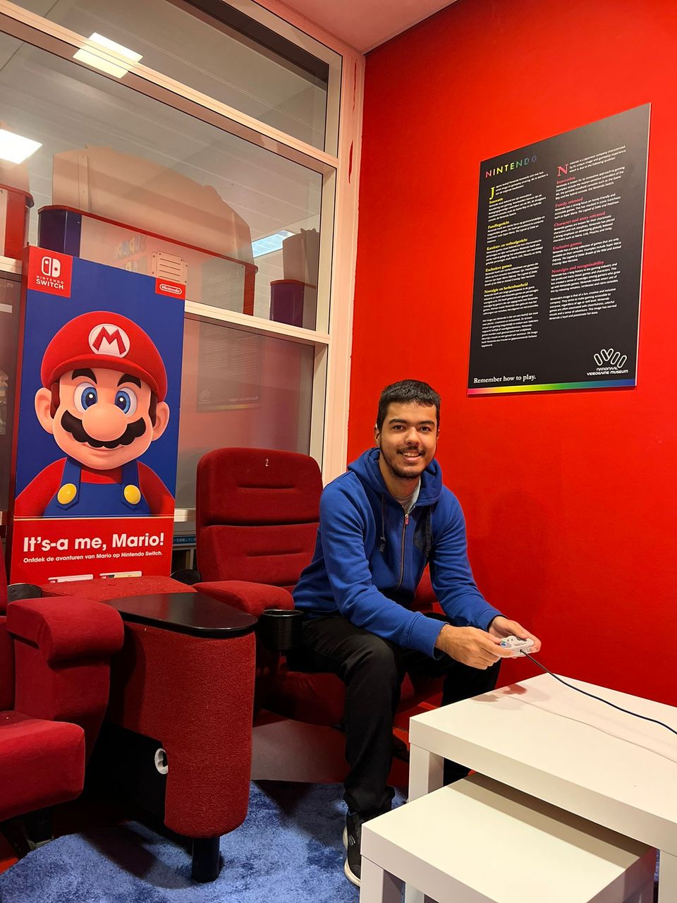 Silvano zit op een stoel en speelt een game.