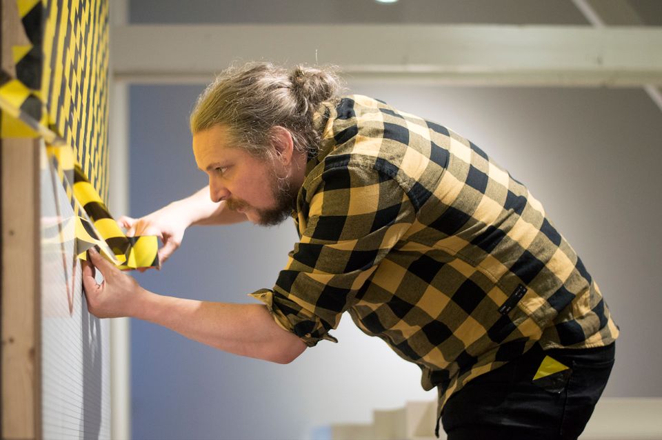Sjimmie Veenhuis aan het werk bij Museum Jan Cunen