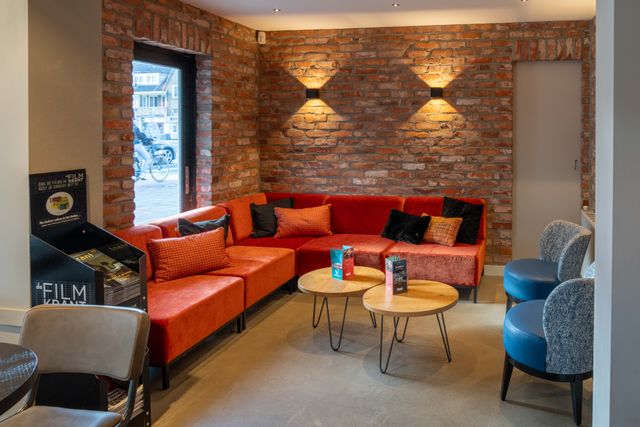 Knusse zithoek in café Filmhuis Bussum