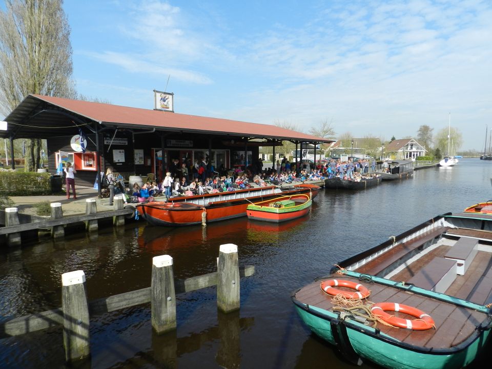 Allemaal kinderen die aan de kant wachten voor de kameleon route met de boot.