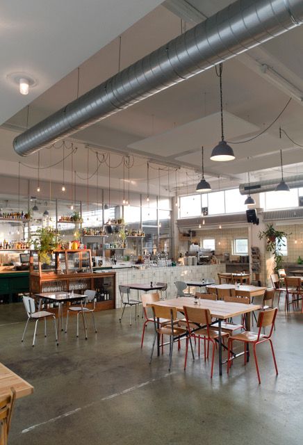 De Brandweerkantine Maastricht interieur tafels