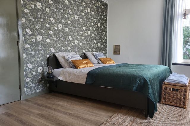 Een tweepersoonsbed in een slaapkamer van een logement waar Vincent van Gogh in 1883 verbleef.
