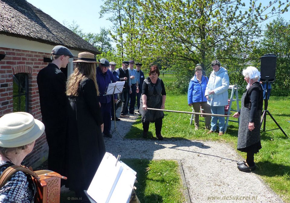 Trouwen over de puthaak bij De Sukerei