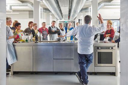 Indeling van de workshopruimte met op de voorgrond  Robèrt van Beckhoven en op de achtergrond cursisten.