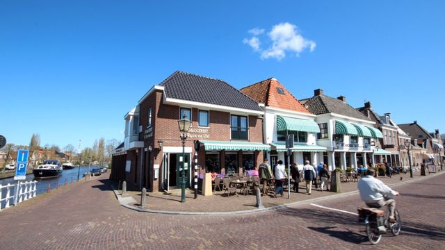 De gevel van Stadsherberg Het Wapen van IJlst op een zonnige dag.