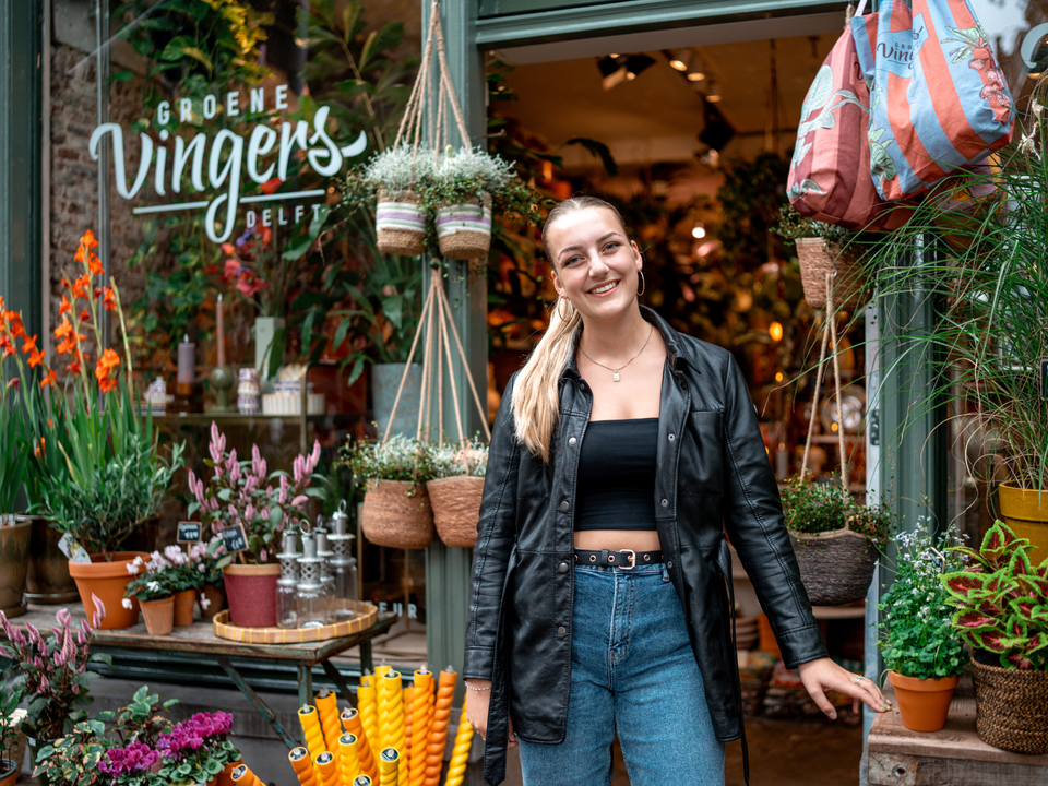 UITblinker Fee tussen de bloemen bij Groene Vingers Delft