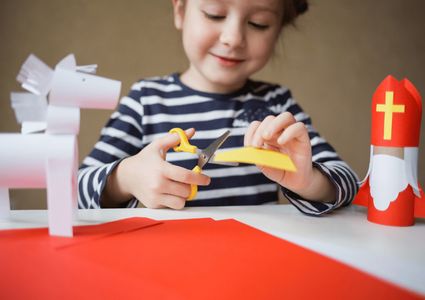 Een kind aan het knutselen