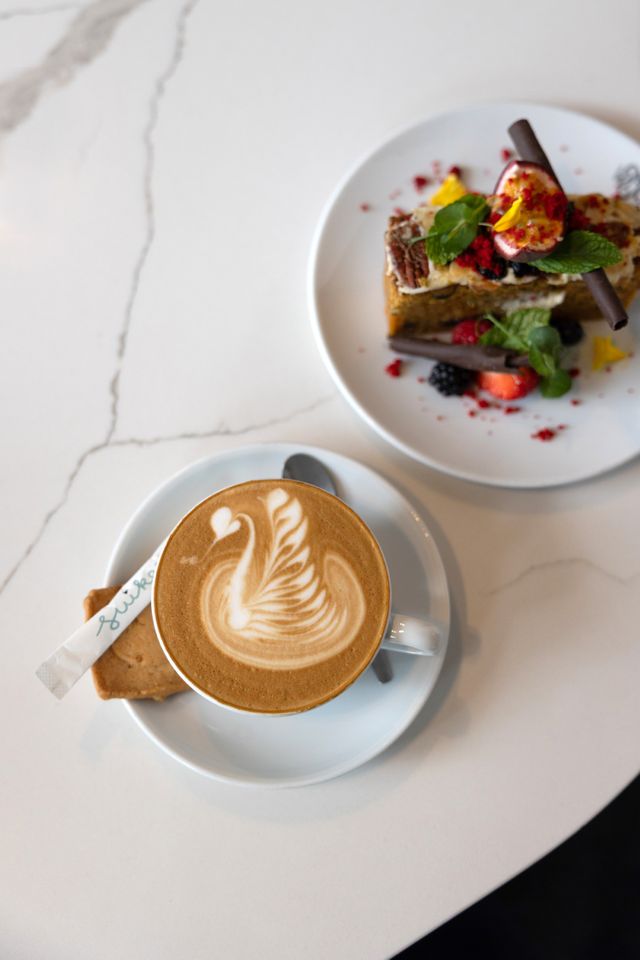 Cappuccino met carrot cake