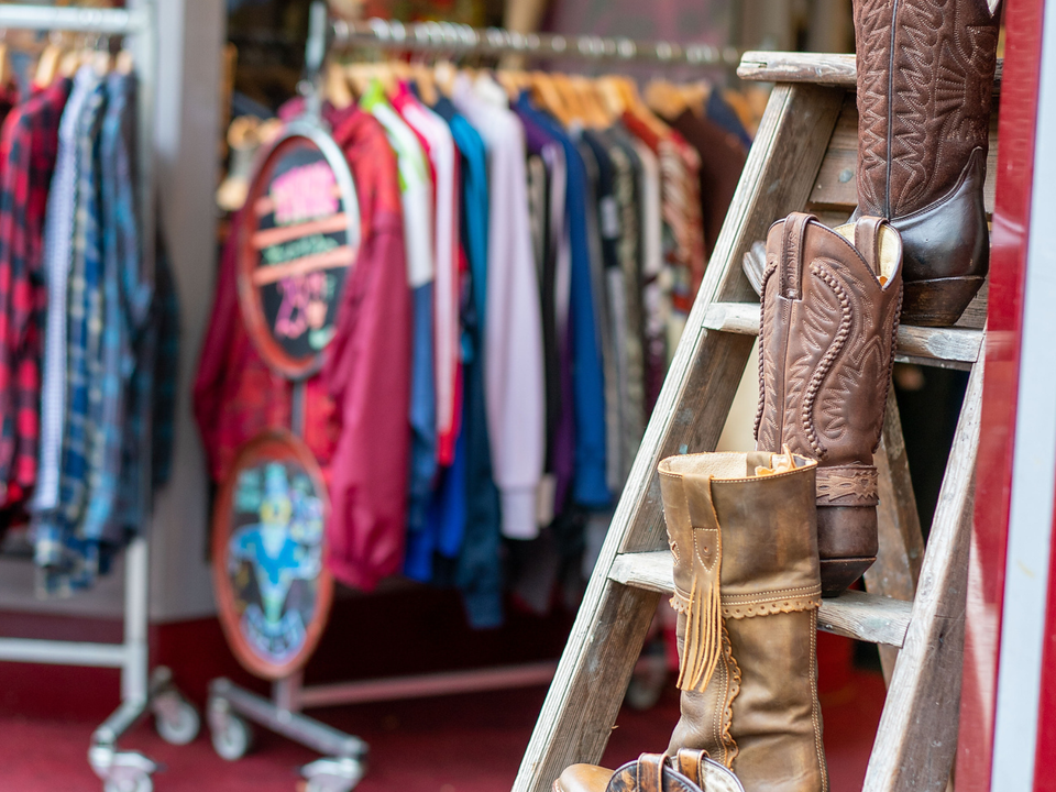 Etalage van vintage en kledingwinkel Vintage factory