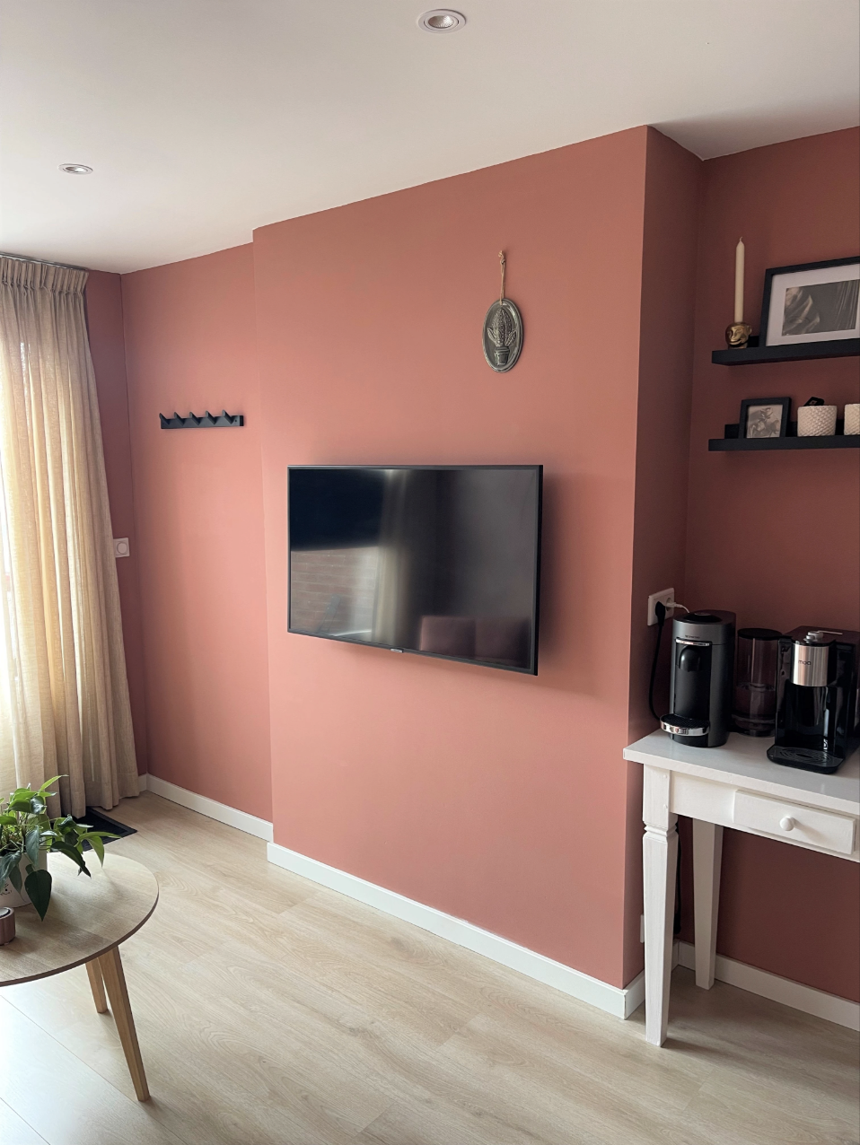 Televisie aan de wand.