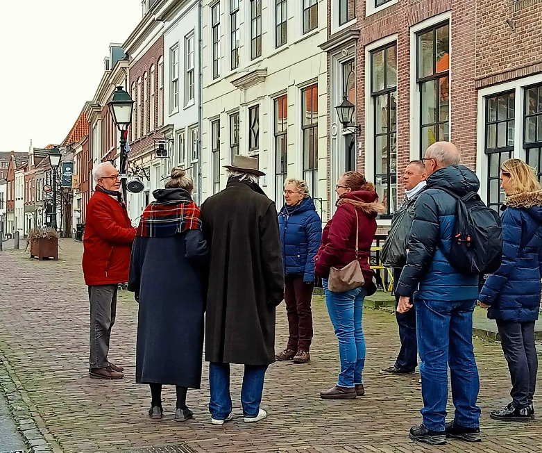 Groep wordt rondgeleid door Geertruidenberg