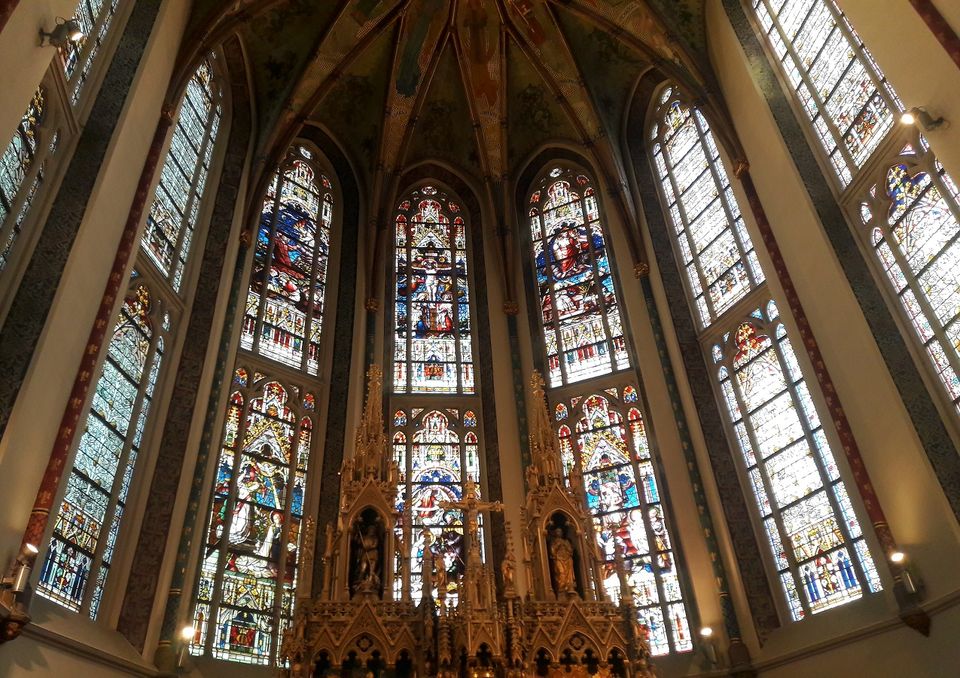 Willibrorduskerk en deel altaar