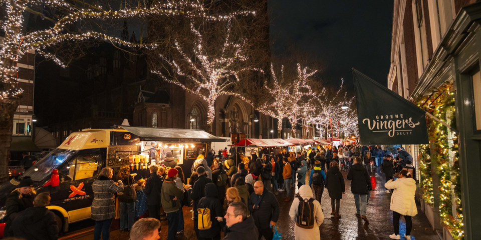 Een Lichtjesmarkt tijdens Lichtjesavond in Delft