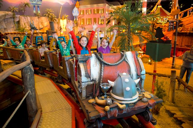 Kinder mit Händen in die Luft in der Achterbahn.