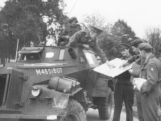 Officier met soldaten