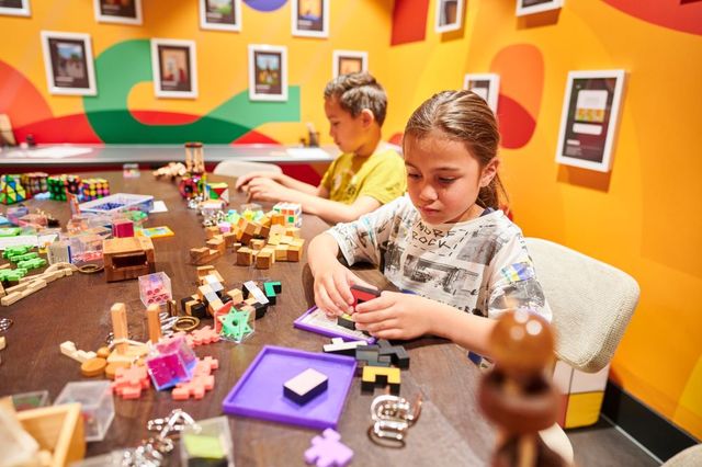 Twee kinderen lossen een puzzel op