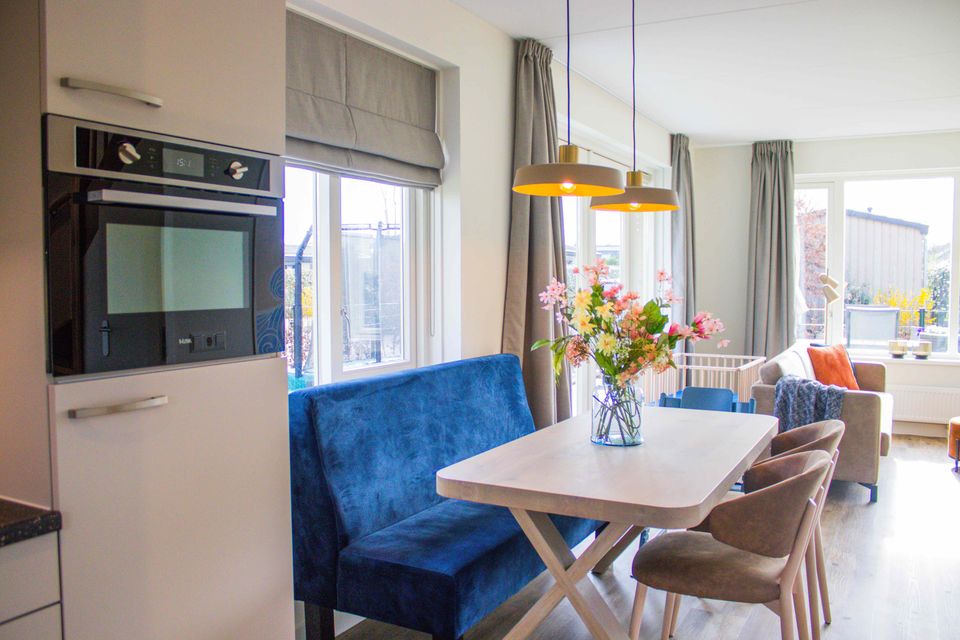 De gezellige eethoek in de Kids bungalow is helemaal ingericht voor de kleintje, kinderstoel is aanwezig evenals een kinderservies.