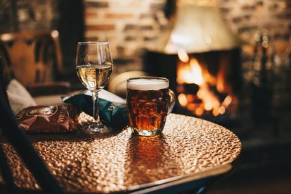 Drankje bij de haard