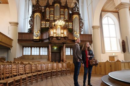 een stel staat in de maritinikerk