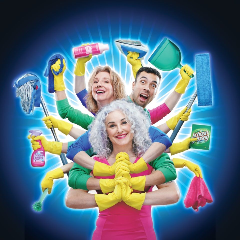 Zamarra, Dianne en Aron staan achterelkaar met gele huishoudhandschoenen aan. Rondom hun zijn extra handen die schoonmaakspullen vasthouden.