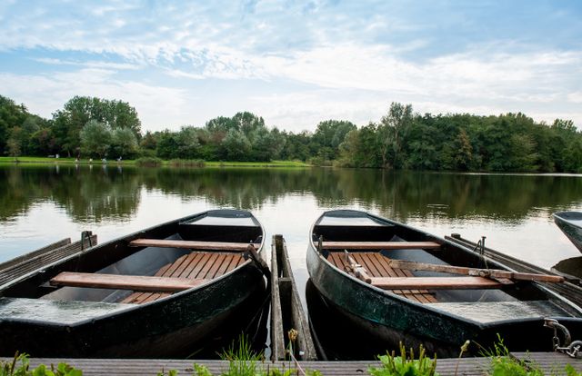 Twee groene boten in het water in het Westerpark Zoetermeer