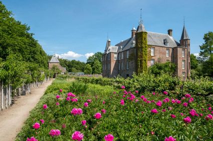 Kasteeltuinen van Slot Zuylen met bloeiende roze bloemen