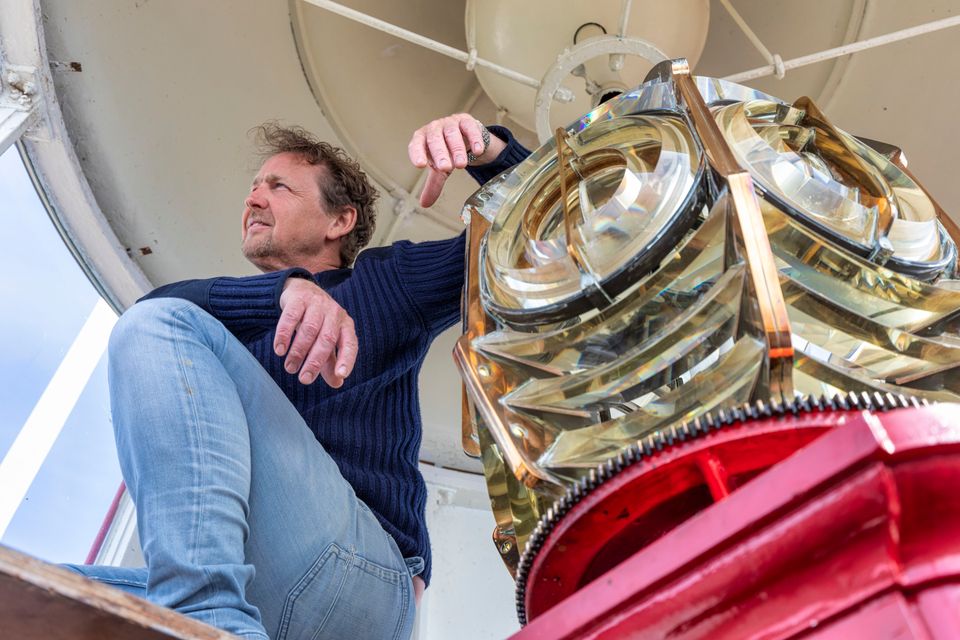 Man bij het licht in de vuurtoren op Urk in Flevoland