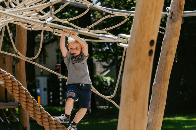 jongen aan touw in speeltuin park