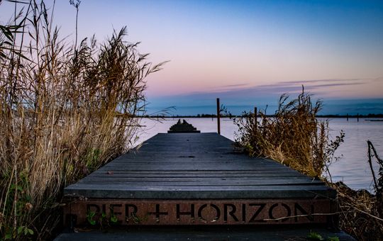 Close-up van het begin van de steiger van PIER+HORIZON