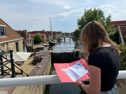 Meisje met een kaart in de handen.