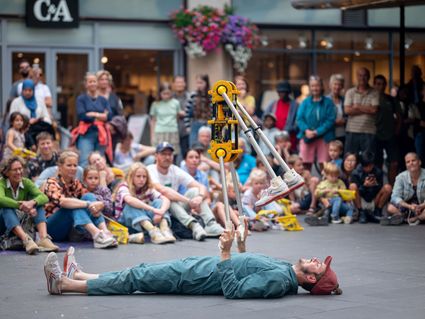 Daniel Simu dansend met zijn robot