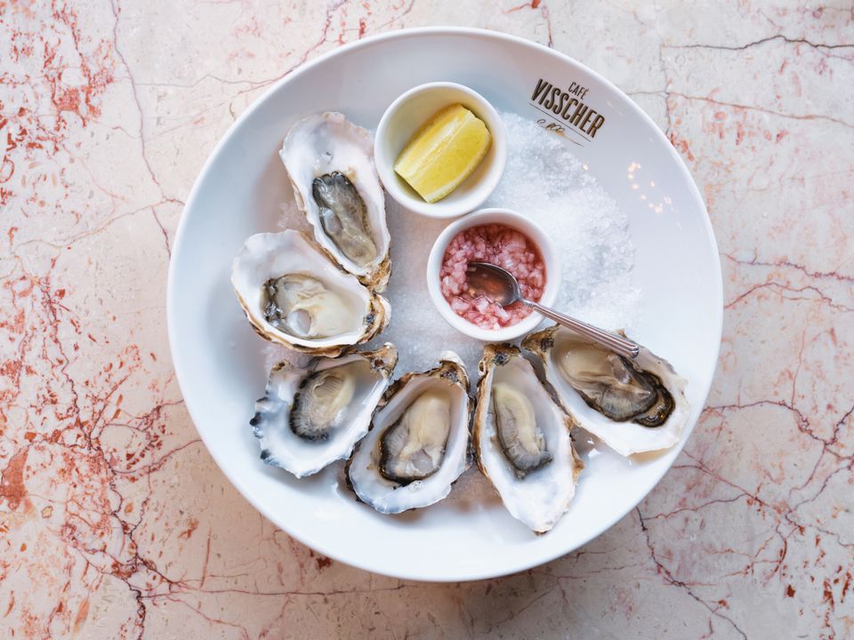 Oesters op een bord Café Visscher in Leiden