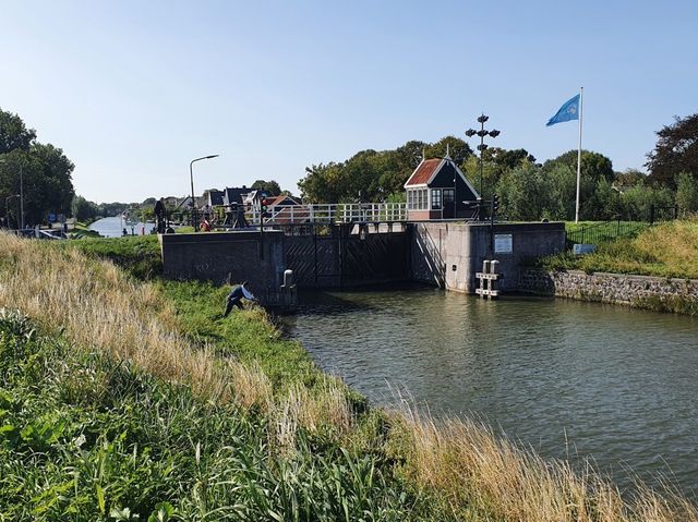 Zeesluis Edam vanaf kant Markermeer