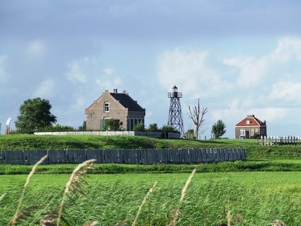 Midden in de Noordoostpolder ligt een mysterie: het voormalige eiland Schokland. Een archeologisch monument vol prachtige bodemschatten. Een plek tussen land en water, waar eeuwenlang mensen woonden. Altijd in strijd met de natuur.