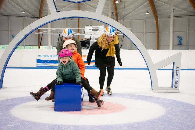 Komen jullie zondag 1 december lol maken op het ijs? Tijdens de allereerste Familie Fundag van dit seizoen toveren we de baan om tot één grote winterspeeltuin! Met een echt Elfstedenbruggetje, een berg sneeuw, een springkussen en nog veel meer.