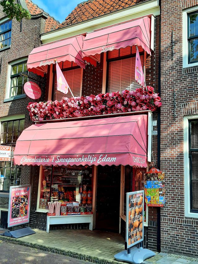 Het pand van 't Snoepwinkeltje in Edam met roze luifel.