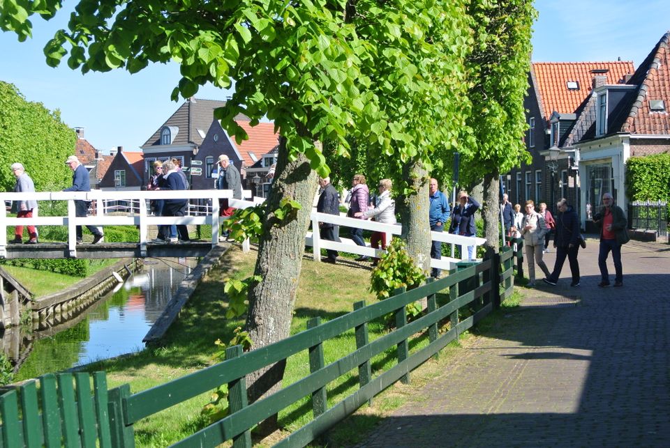 een groep wandelaars op een brug in ijlst