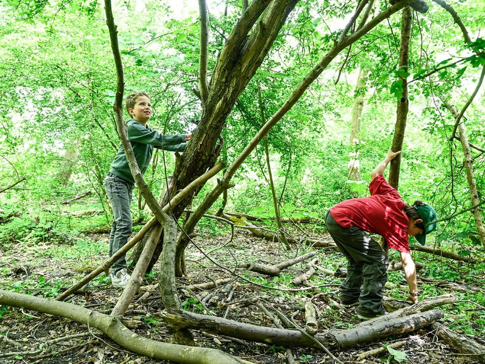 Twee kinderen spelen in de natuur rondom Delft