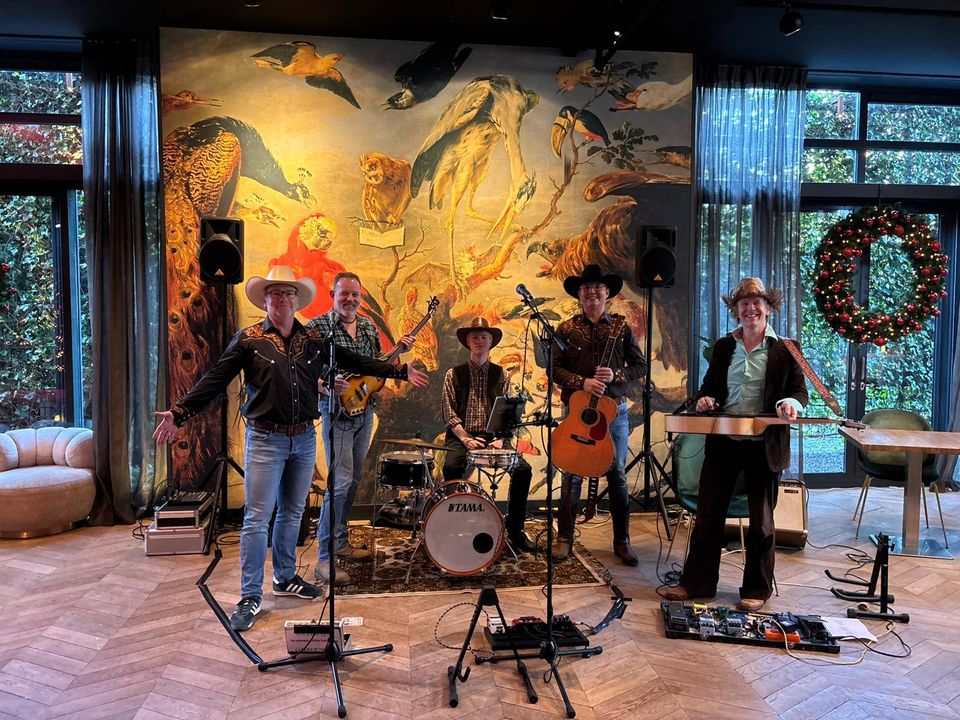 Een band die aan het optreden is in een café/restaurant