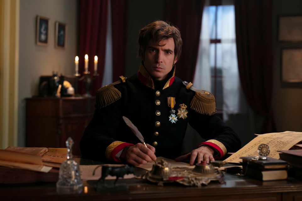 Een man in de rol van Johannes van den Bosch schrijft met een veer.