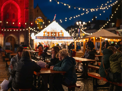 Gezellige eettentjes in Delft op de Markt tijdens Lichtjesavond