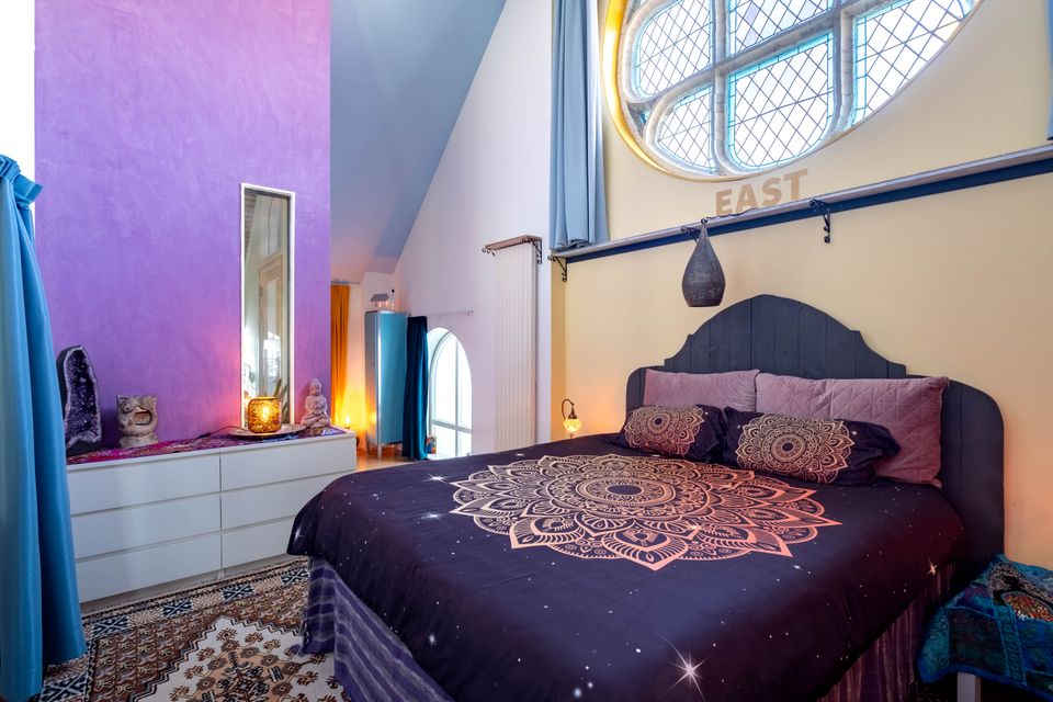 1x2-persoonsbed (de bedden kunnen niet uit elkaar geschoven worden) 1x tweepersoons slaapbank, (de bedden kunnen niet uit elkaar geschoven worden) Luxe Douche 2x Toilet 2x Wastafel