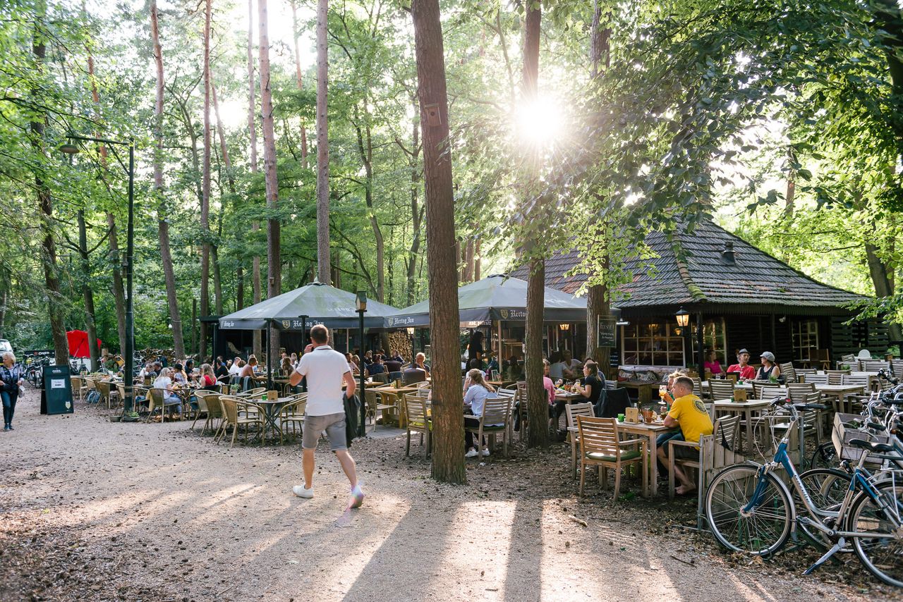 Fietsenstalling van Boscafé De Rode Lelie in Oisterwijk.