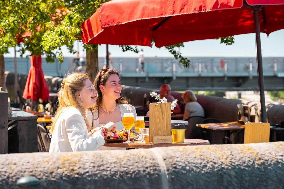 Stadsbrouwerij Maastricht twee personen op terras