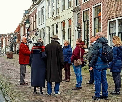 Groep wordt rondgeleid door Geertruidenberg