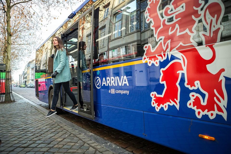 Bus Arriva Maastricht persoon uitstappen